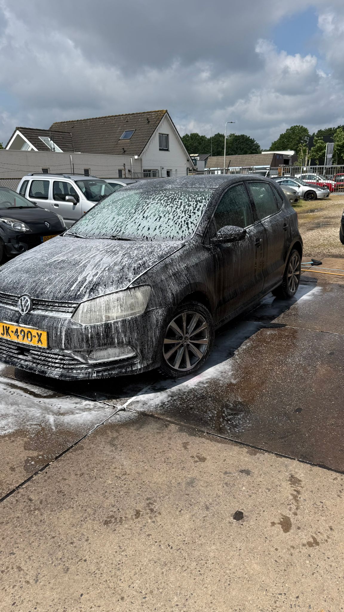 Exterieur reiniging van een zwarte auto